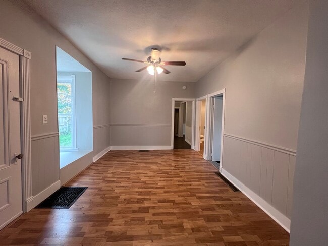 Building Photo - Wonderful and Spacious Three Bedroom Home Minutes from Downtown Grand Rapids!!