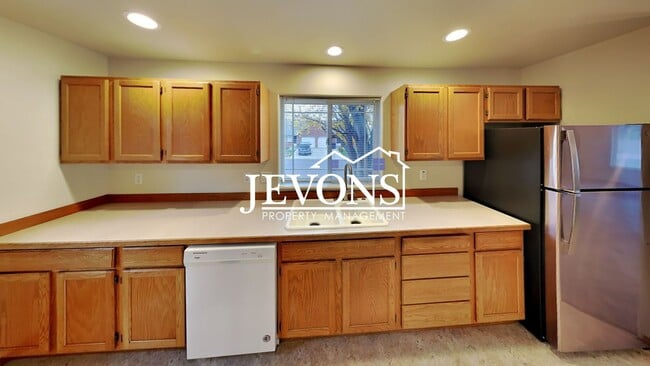 Building Photo - $500 Rent Credit - Two-bedroom home with a fully equipped kitchen, conveniently located near West...