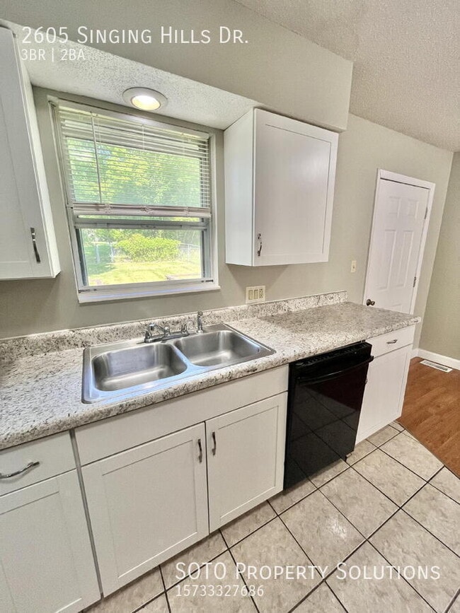 Building Photo - 2605 Singing Hills Dr