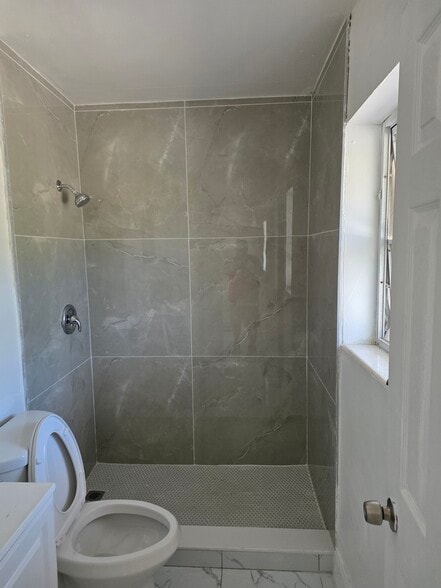 Building Photo - 3870 NE 22nd Way