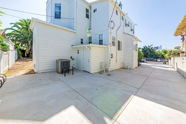 Building Photo - 2943 Walton Ave