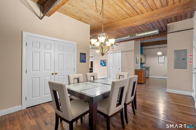 Building Photo - 145 Canal St E