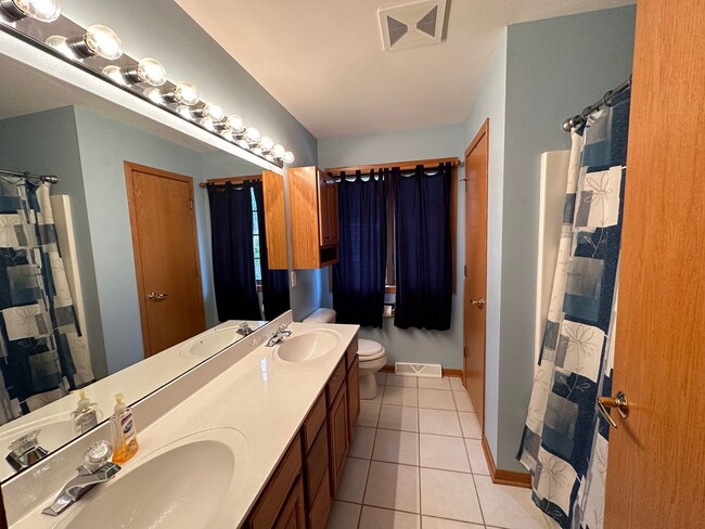 Building Photo - Huge 3BR/3BA house on Madison's West Side!