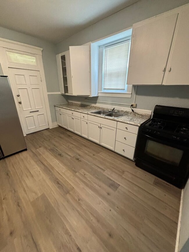 Building Photo - 2BD / 1BA Duplex