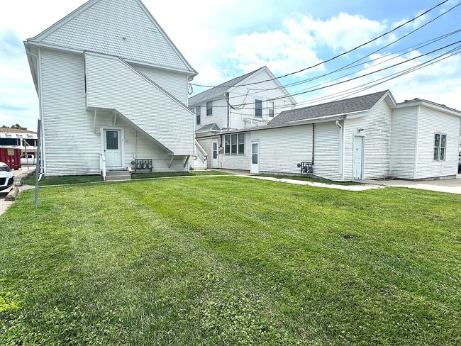 Building Photo - 118 Kenosha St