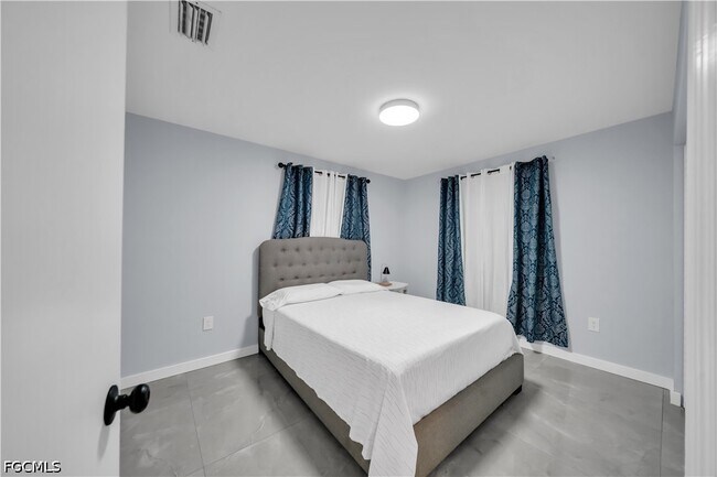 Building Photo - 77 Glenmont Dr W