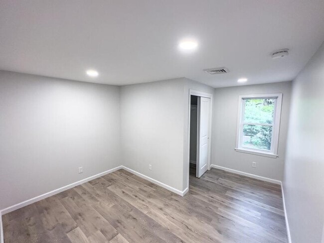 Building Photo - 453 Vineyard Ave