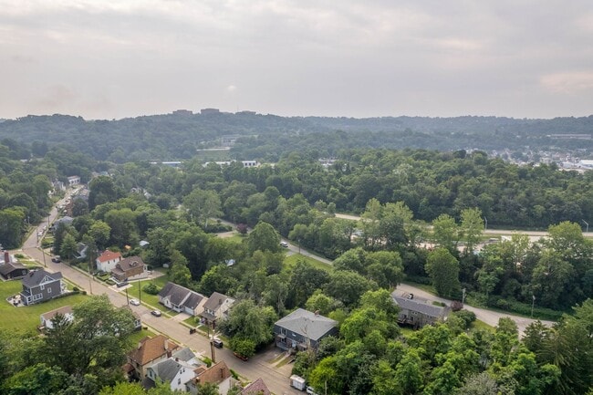 Building Photo - Don't miss this RENOVATED 2-bedroom in CRAFTON! Ready for move-in!