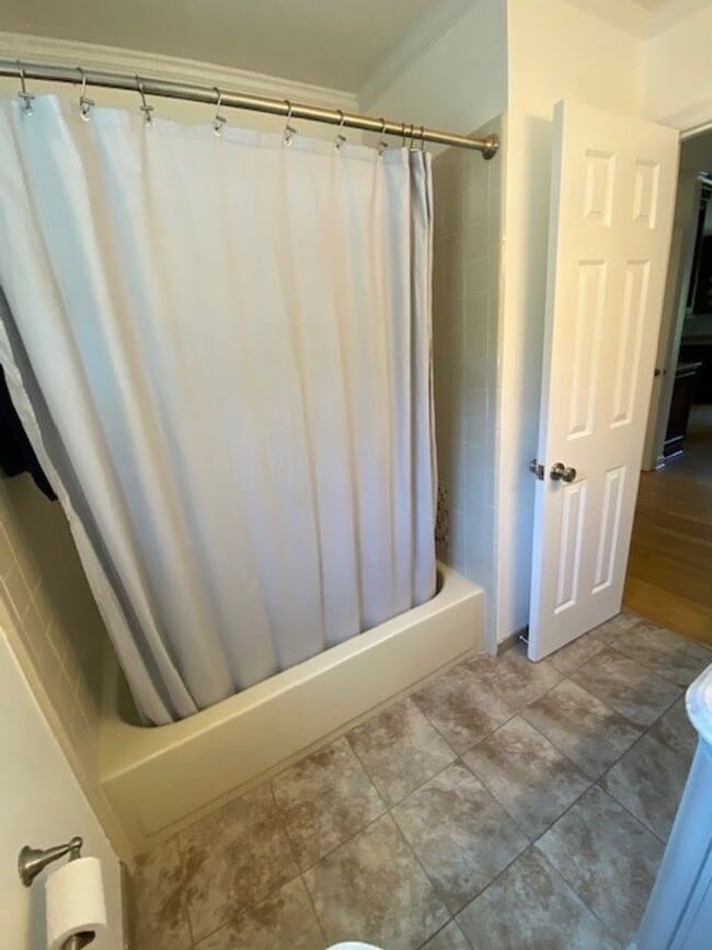 Building Photo - Welcome to this stunning fully furnished 4...