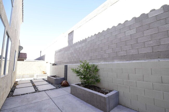Building Photo - Charming 3-Bedroom, 2.5-Bath Two-Story Home At Smoke Ranch!