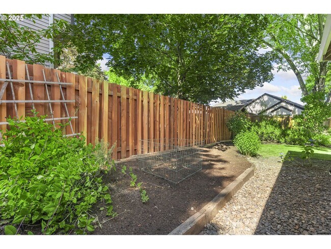 Building Photo - 3-Bedroom Home with Granite Kitchen, Family Room & Private Deck