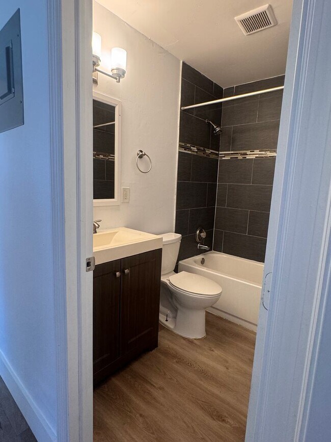 Building Photo - Charming 2 Bedroom with Garage  … (flexibl...