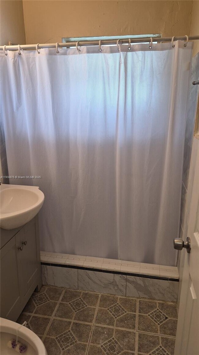 Building Photo - 704 SE 21st St