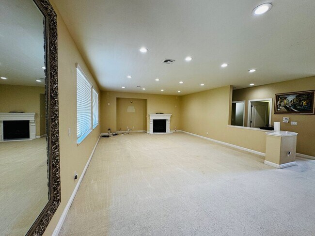 Building Photo - 3832 Carrera Ct