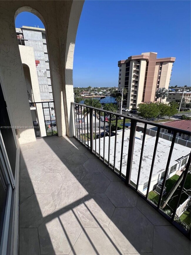 Building Photo - 400 N Riverside Dr