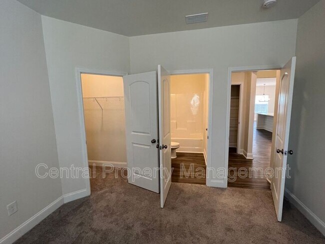 Building Photo - 102 Lariat Ct