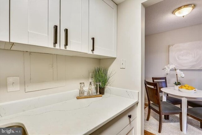 Building Photo - 4 Monroe St