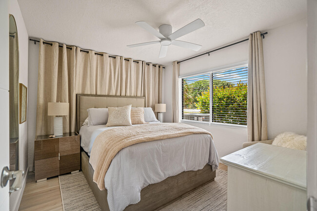 Building Photo - 2330 N Ocean Blvd