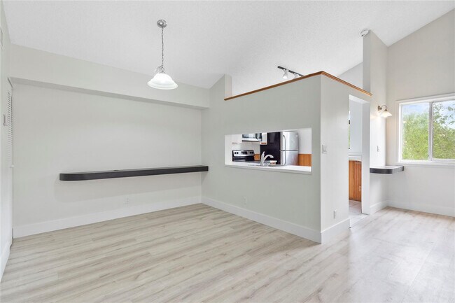 Building Photo - 610 Gardens Dr