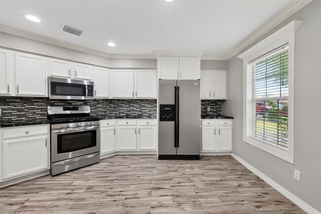 Building Photo - 14023 Bay Gardens Dr