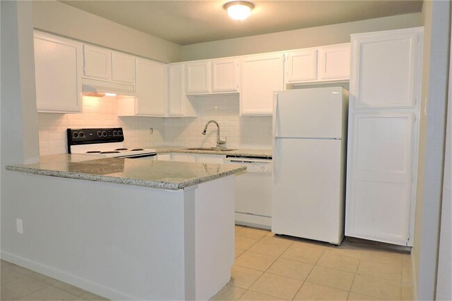 Bright nice kitchen - 3900 Woodchase Dr