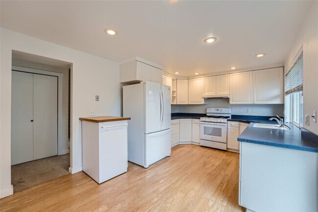 Building Photo - Amazing 4Bed/2.5Bath Home with Fully Fenced Backyard in Bellevue!