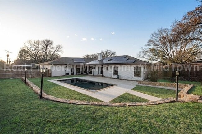 Building Photo - Stunning 4-Bedroom Retreat with Designer T...