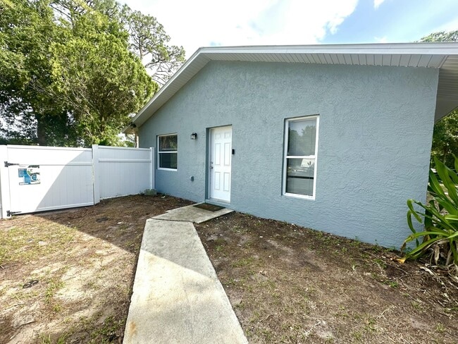 Building Photo - 5106 Sanibel Ave