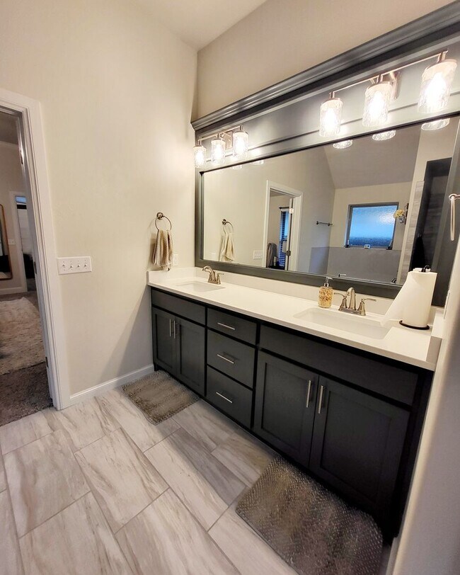 Building Photo - You Could Call This Beautiful 4-Bed, 2-Bat...