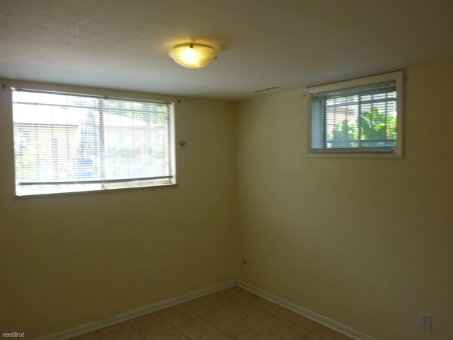 Building Photo - 2 br, 1 bath 4plex - 2959 Newton Street B