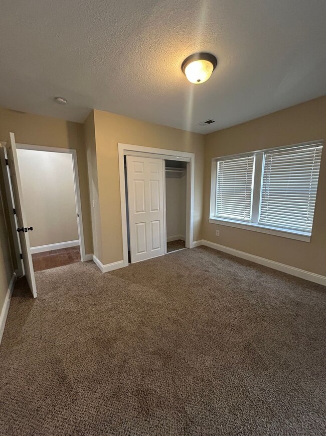 Building Photo - Upstairs 3 Bedroom Duplex Unit