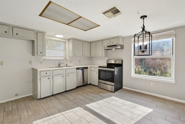 Building Photo - 14035 Utopia Dr