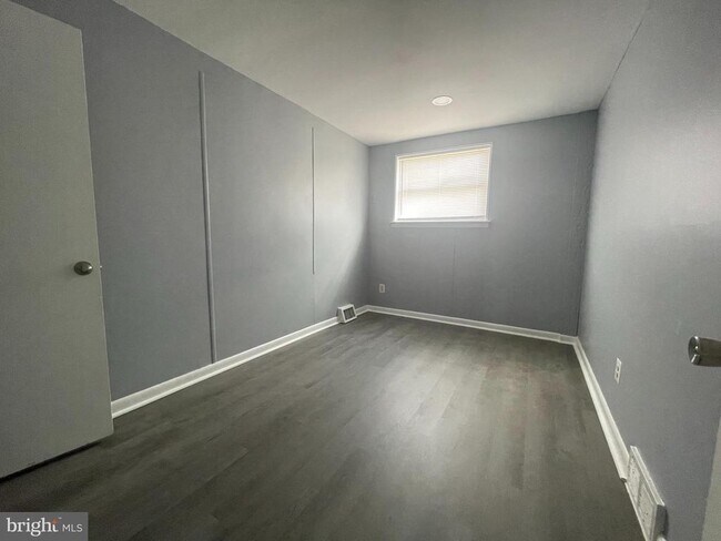 Building Photo - 2331 Hoffnagle St