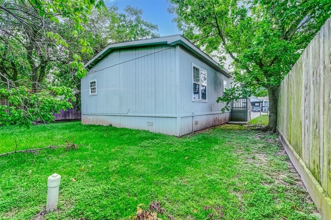 Building Photo - 11313 Delman St