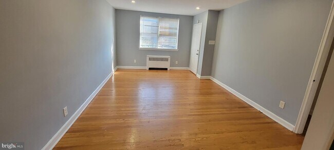 Building Photo - 307 E Clarkson Ave