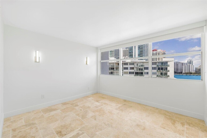 Building Photo - 1420 Brickell Bay Dr