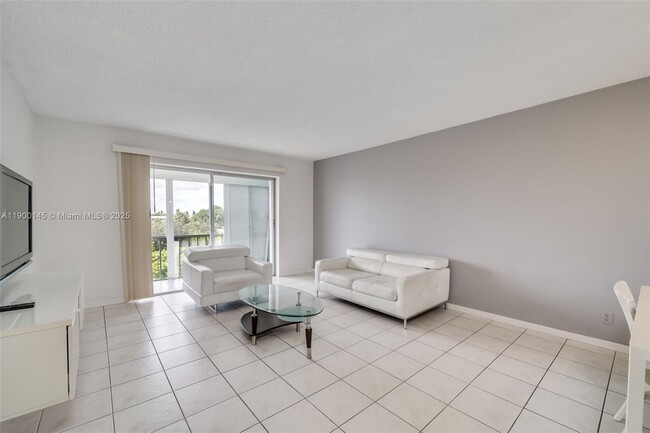 Building Photo - 950 Hillcrest Dr