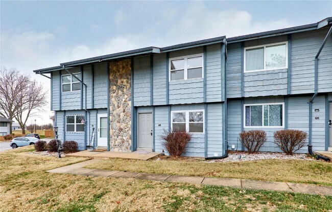 Building Photo - 2402 Savoy Dr