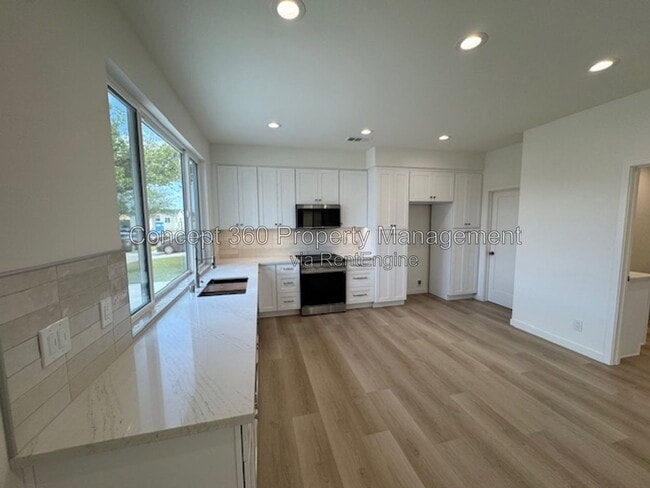 Building Photo - 6168 Briercrest Ave