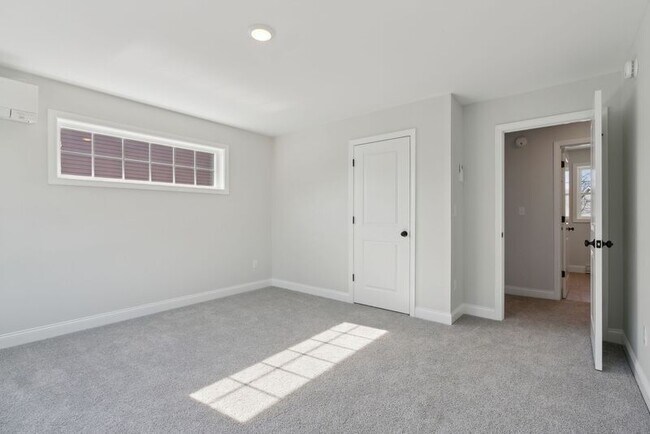 Building Photo - 8 Legacy Ln