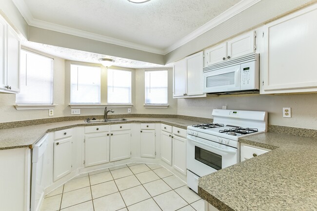 Building Photo - 3823 Ebury Dr