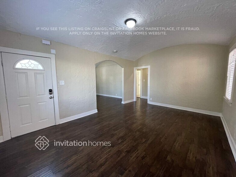 Building Photo - 2627 S Dunsmuir Ave