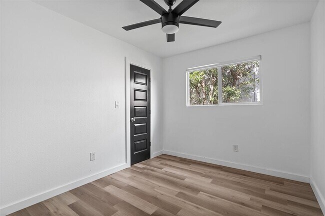Building Photo - 3307 Oak Alley