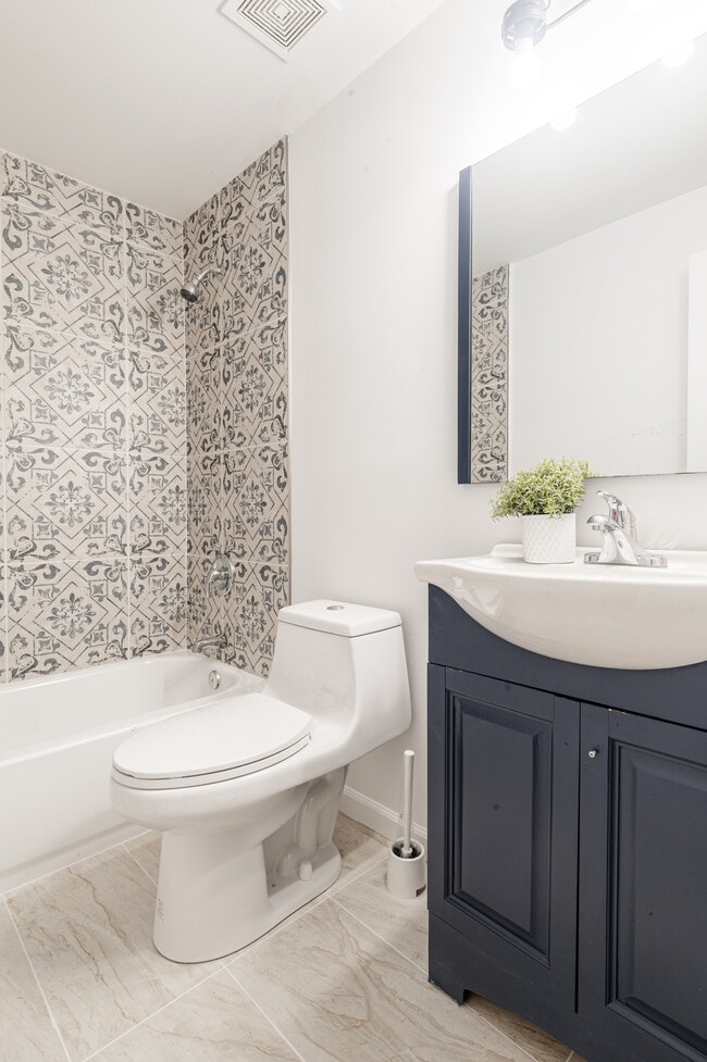 Cozy full Bathroom - 824 48th Pl NE