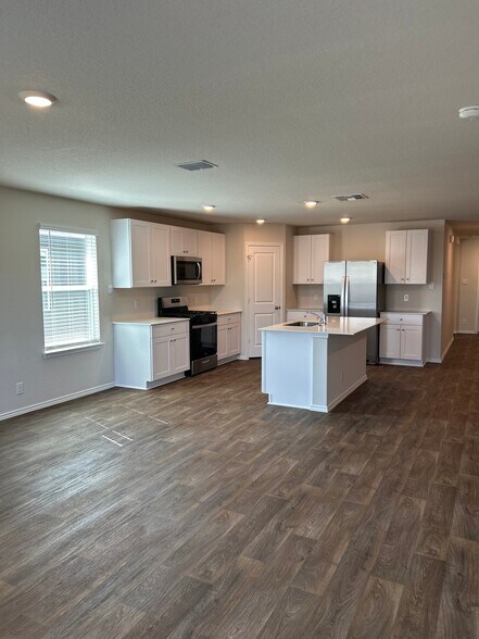 Building Photo - 13928 San Saba Fls