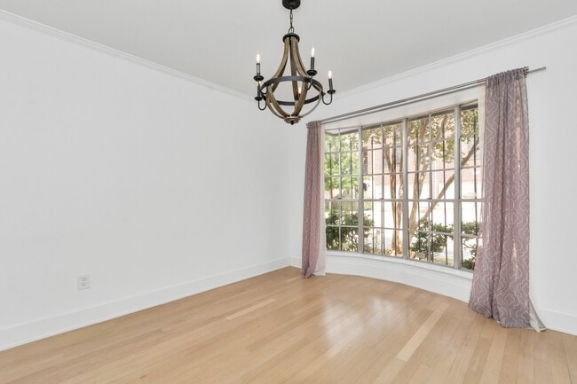 Building Photo - 3934 Roseland St