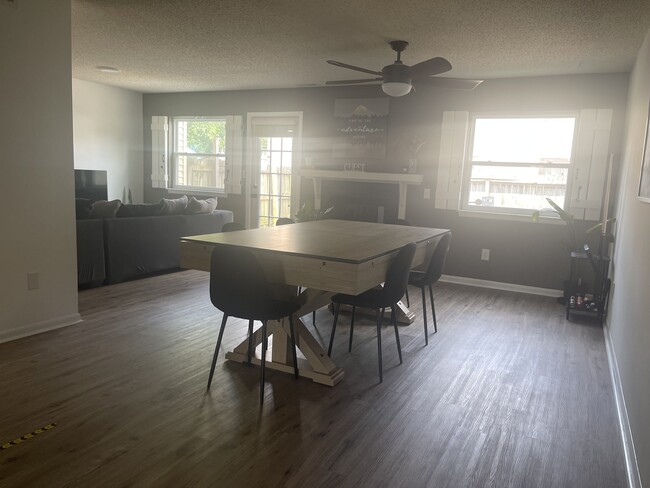 Building Photo - 604 Briar Ct