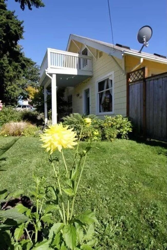 Building Photo - Lovely Craftsman Style Home Ballard !