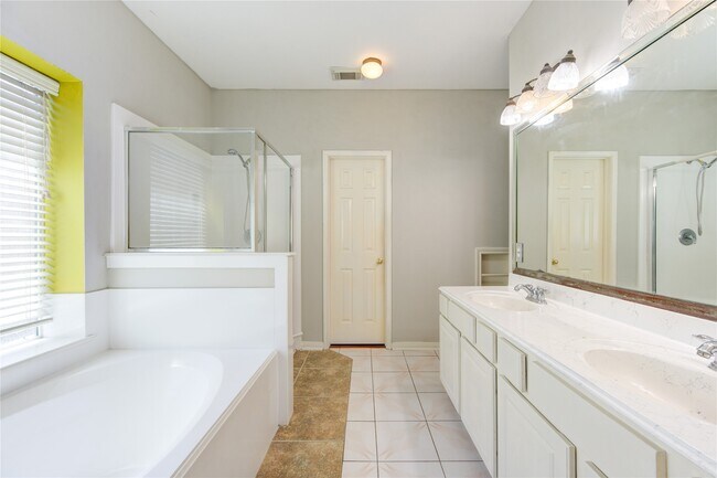 Building Photo - 2921 Indigo Dr