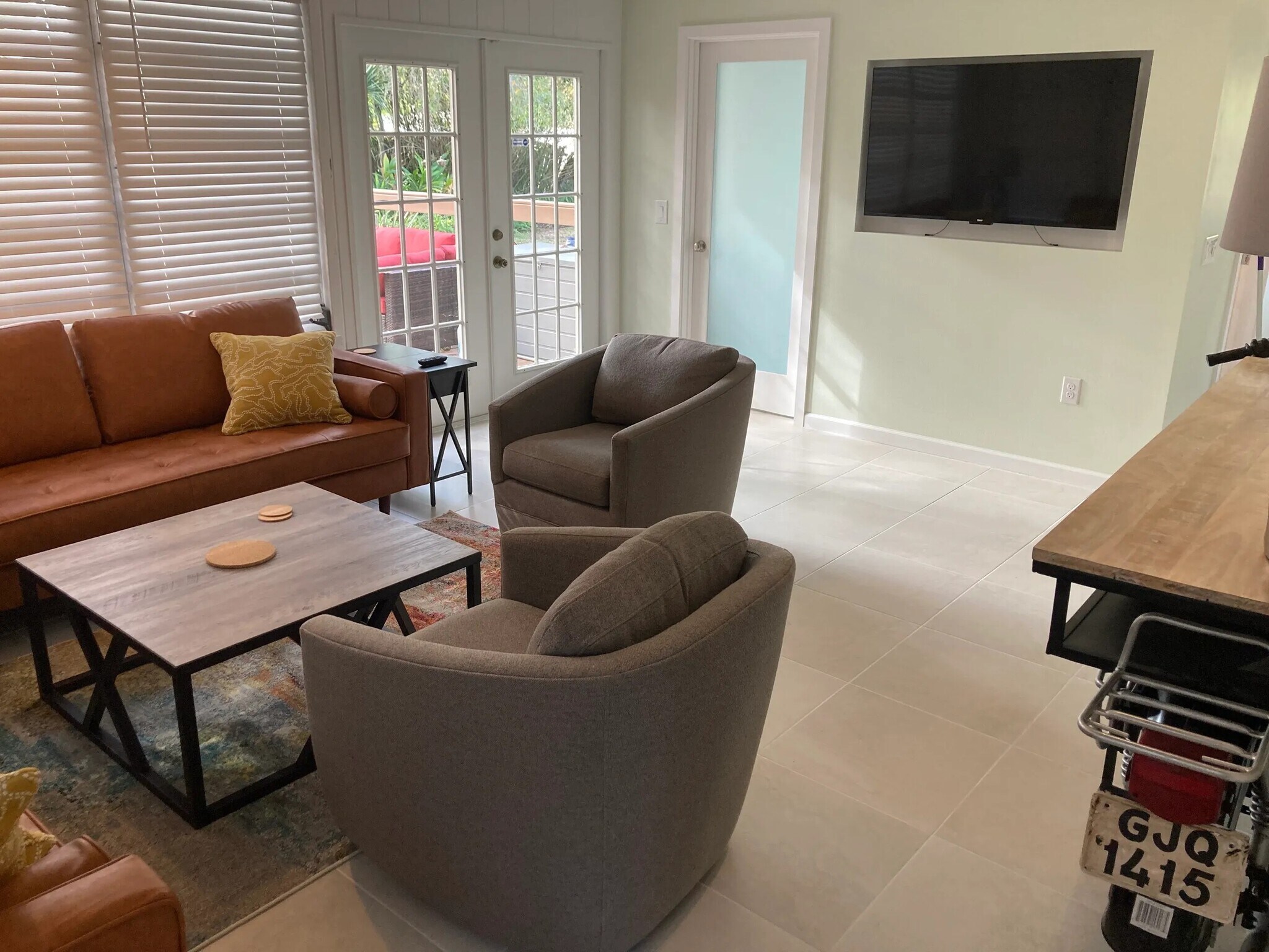 Building Photo - 2408 Hillview St